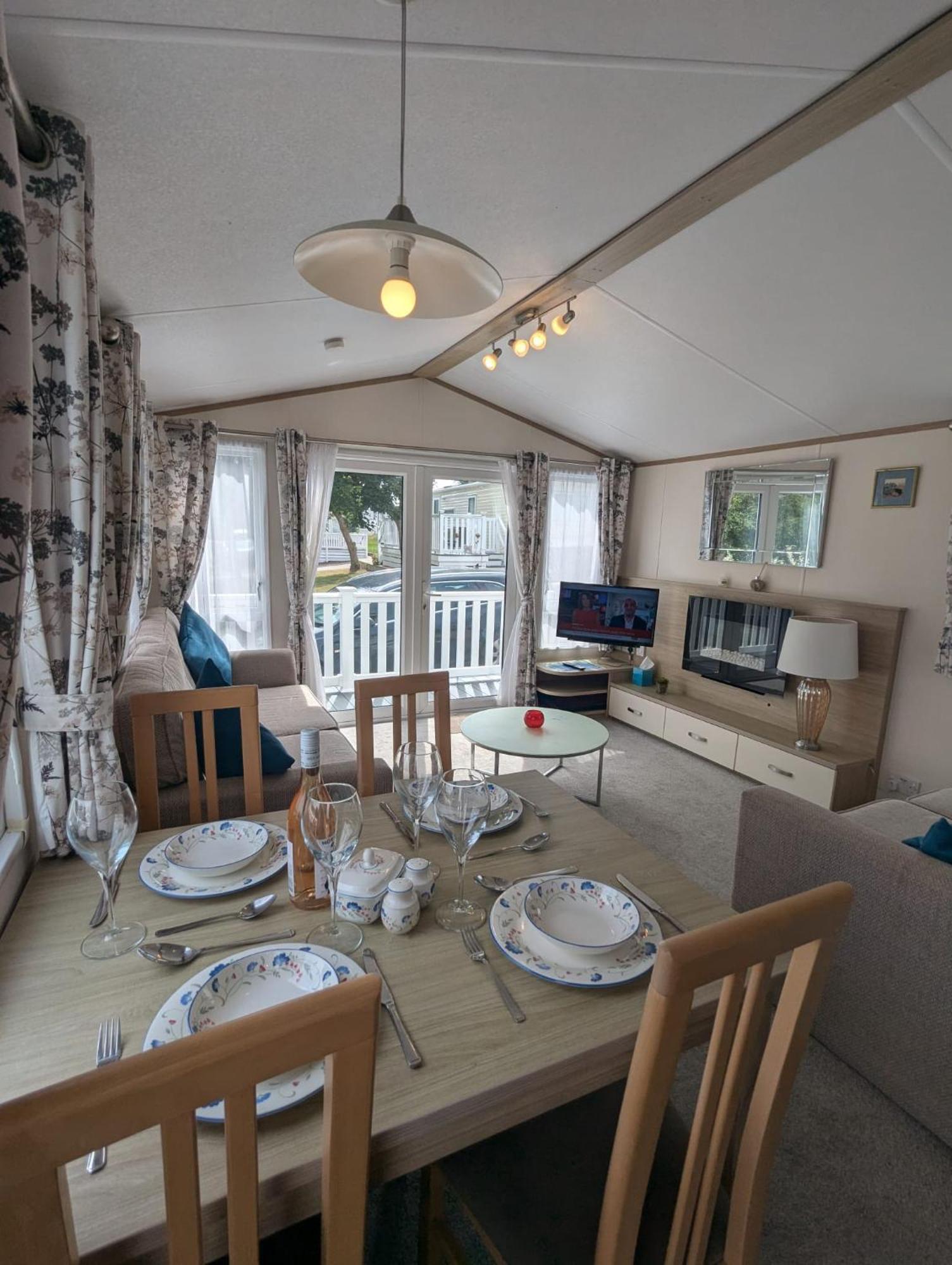 Lovely Bright And Airy Caravan On The 5 Star Shorefield Country Park Entertainment Passes Included Milford on Sea Eksteriør billede