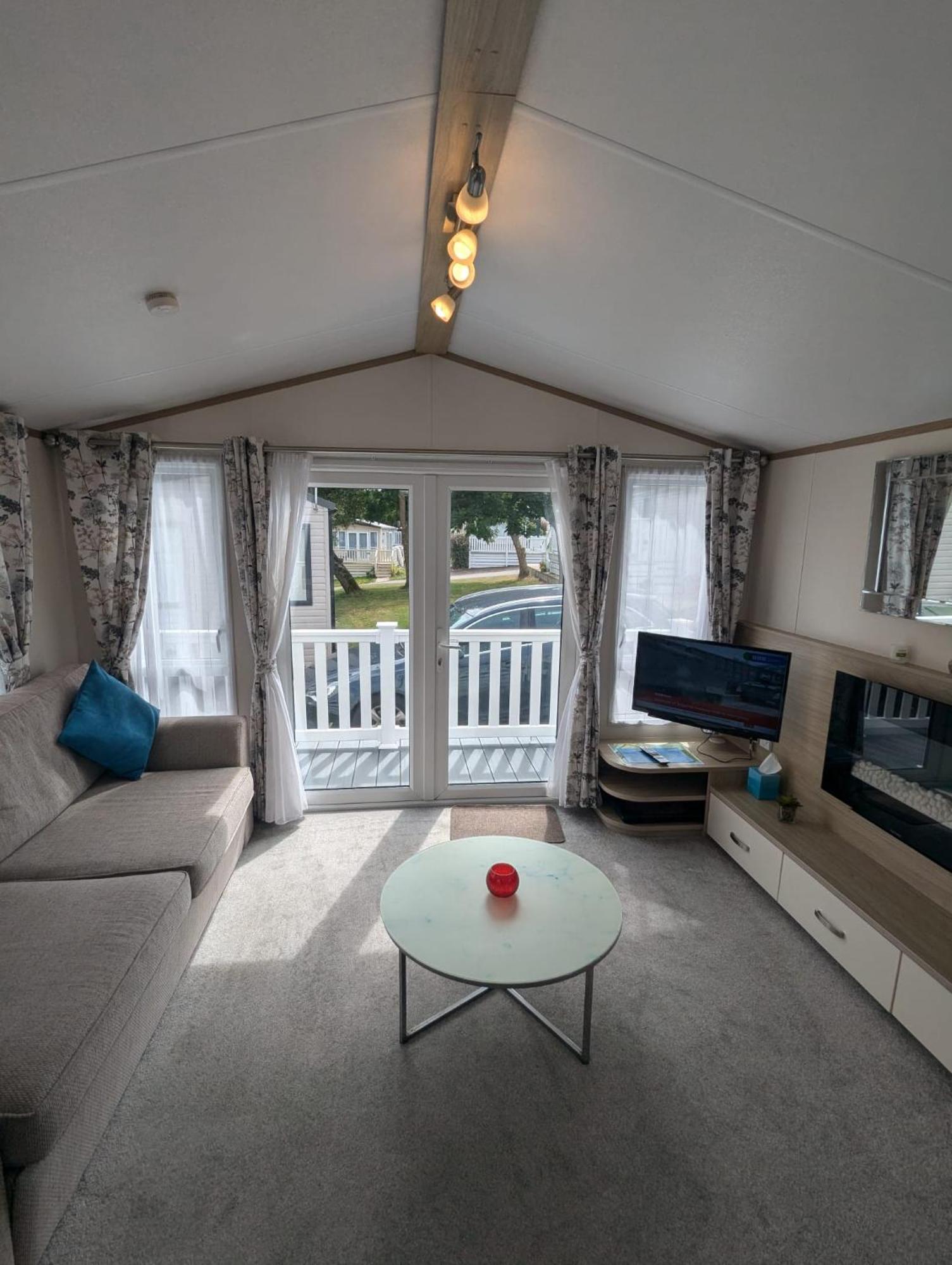 Lovely Bright And Airy Caravan On The 5 Star Shorefield Country Park Entertainment Passes Included Milford on Sea Eksteriør billede